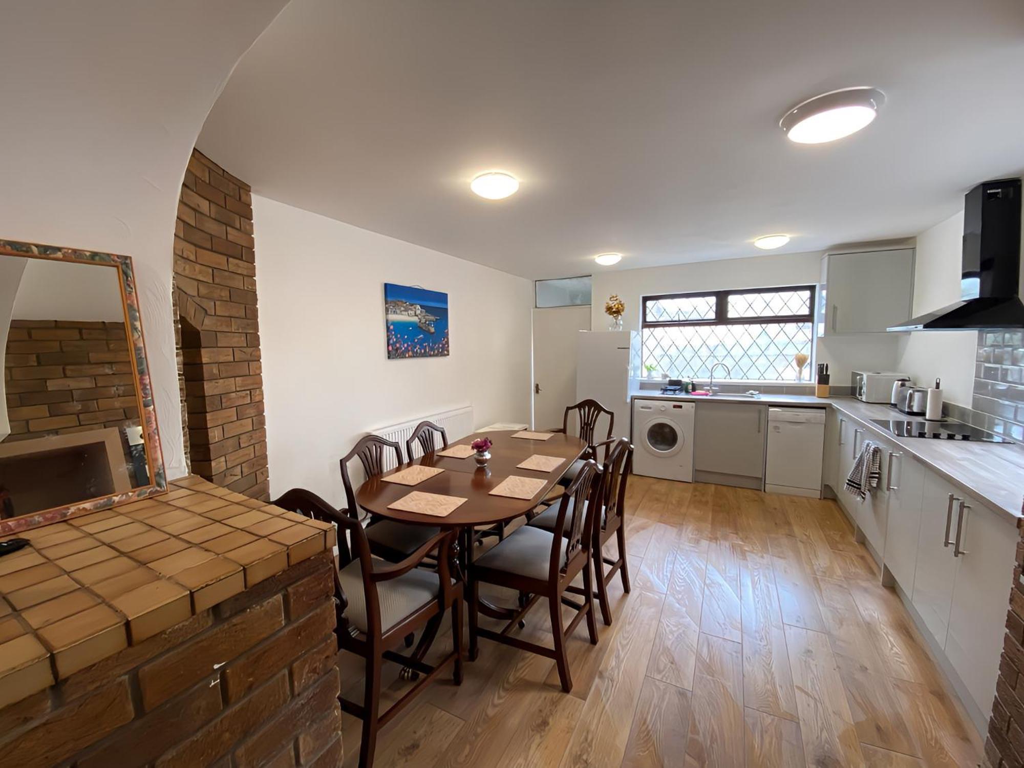 4-Bedroom Home - Perfect For Those Working In Bridgend - By Tailored Accommodation Buitenkant foto