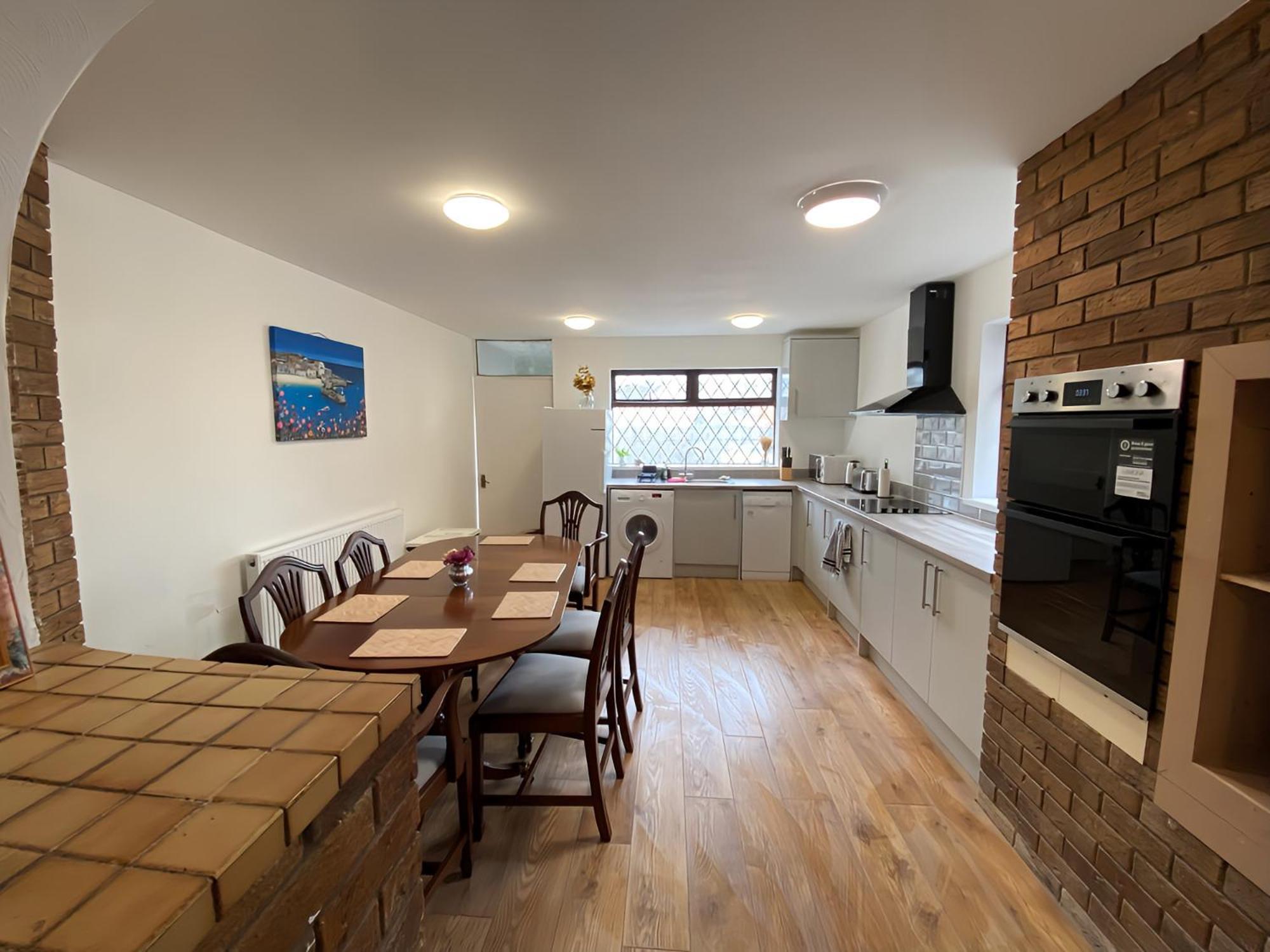 4-Bedroom Home - Perfect For Those Working In Bridgend - By Tailored Accommodation Buitenkant foto