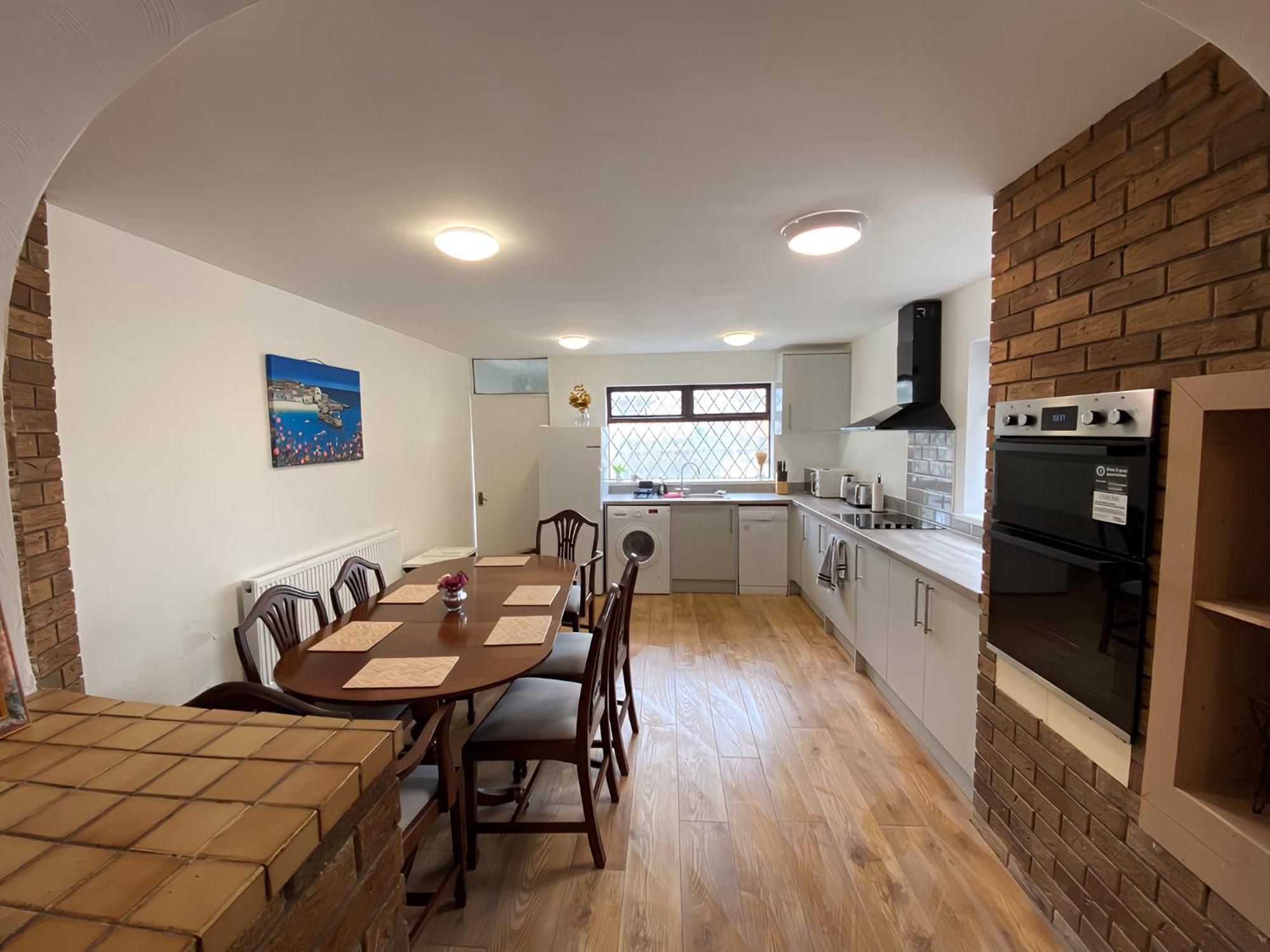 4-Bedroom Home - Perfect For Those Working In Bridgend - By Tailored Accommodation Buitenkant foto